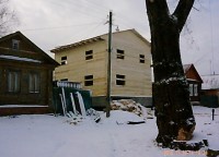 Брусовой сруб на ленточном фундаменте с установленной крышей