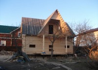 Фронтальная сторона брусового дома с балконом