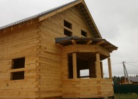 Металлочерепица на крыще эркера первого этажа