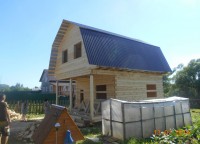 Металлочерепица на крыше дома из бруса