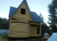 Настил металлочерепицы на крыше дома из бруса