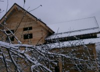 Металлочерепица со снегоудержателями на крыше дома 10,5x11,5