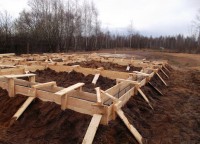 Укрепление опалубки фундамента земляным валом