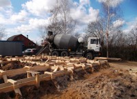 Начало заливки раствора в фундаментную траншею