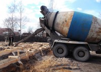 Заливка раствора в траншею