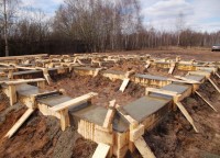 Равномерно распределенный раствор в опалубке фундамента