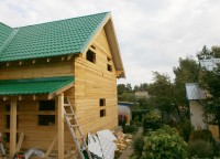 Установленная металлочерепица на крыше дома 9х9